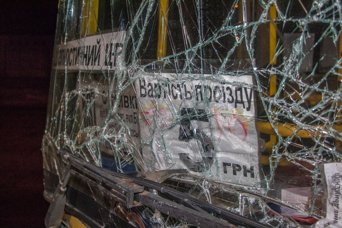 У автобуса разбилось лобовое стекло У автобуса разбилось лобовое стекло