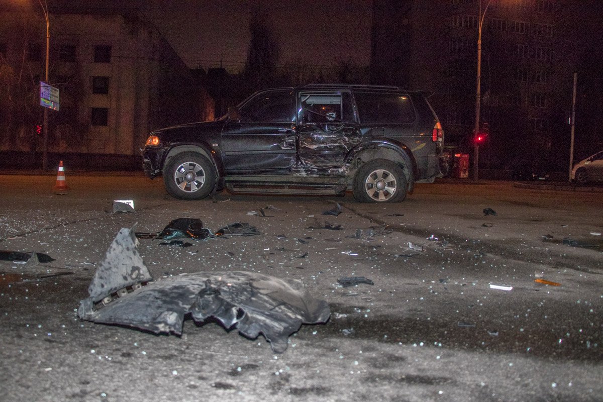 Авто от удара развернуло