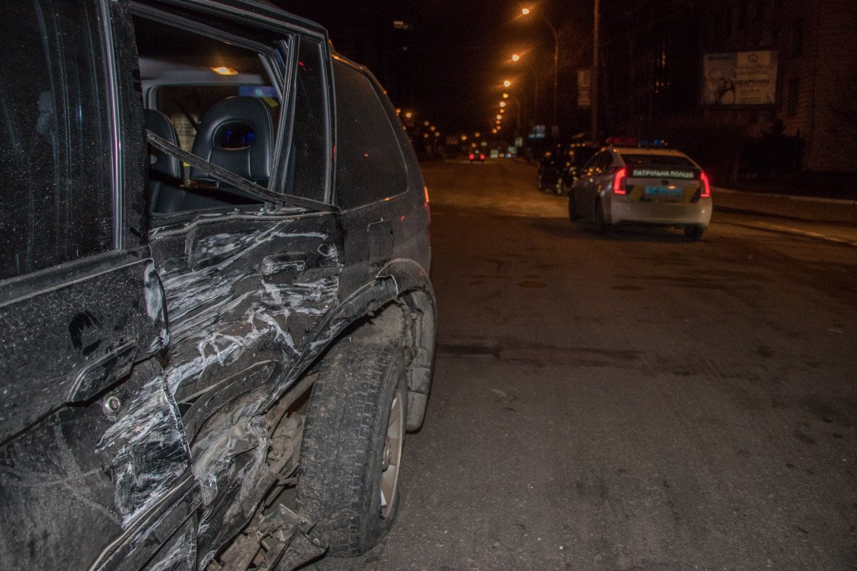 На левой стороне Mitsubishi серьезная вмятина