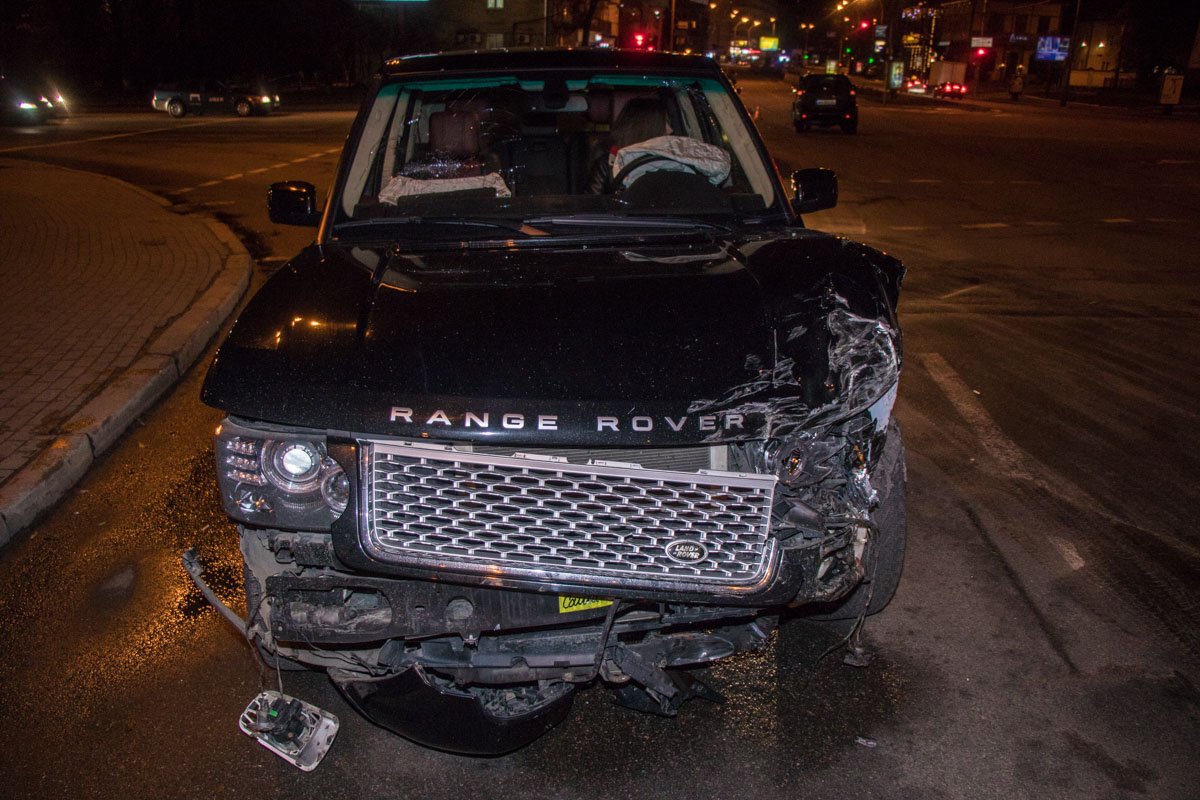 У Range Rover наиболее повреждена левая передняя часть