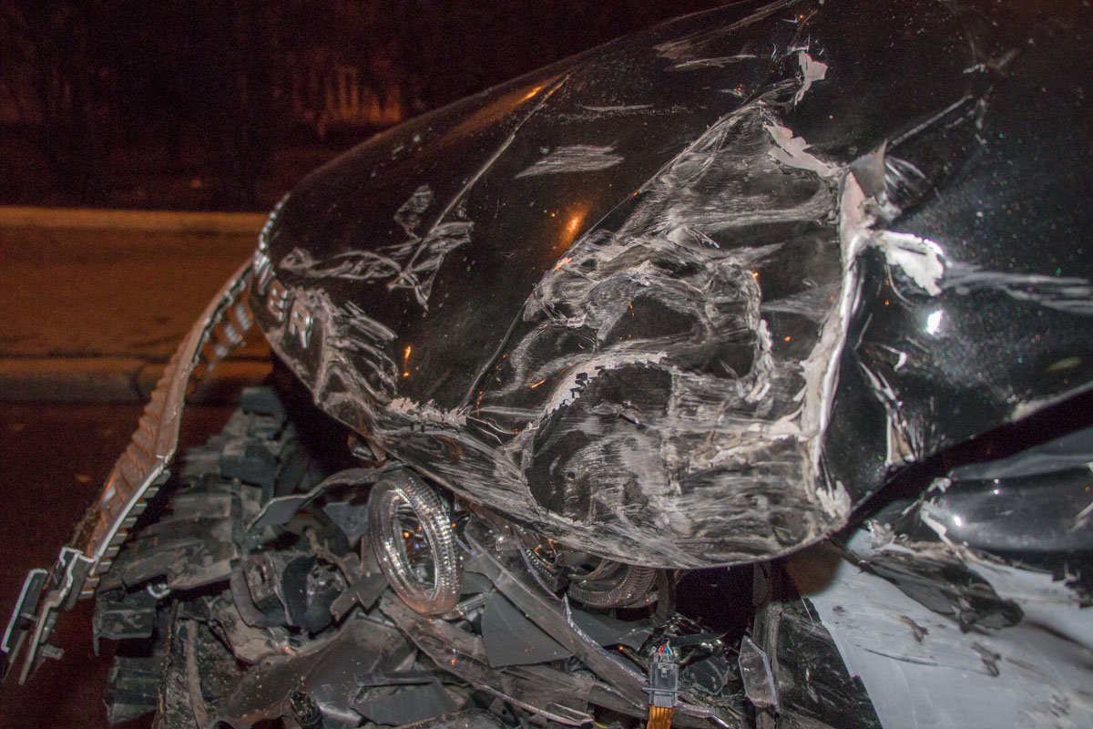 У Range Rover помят капот