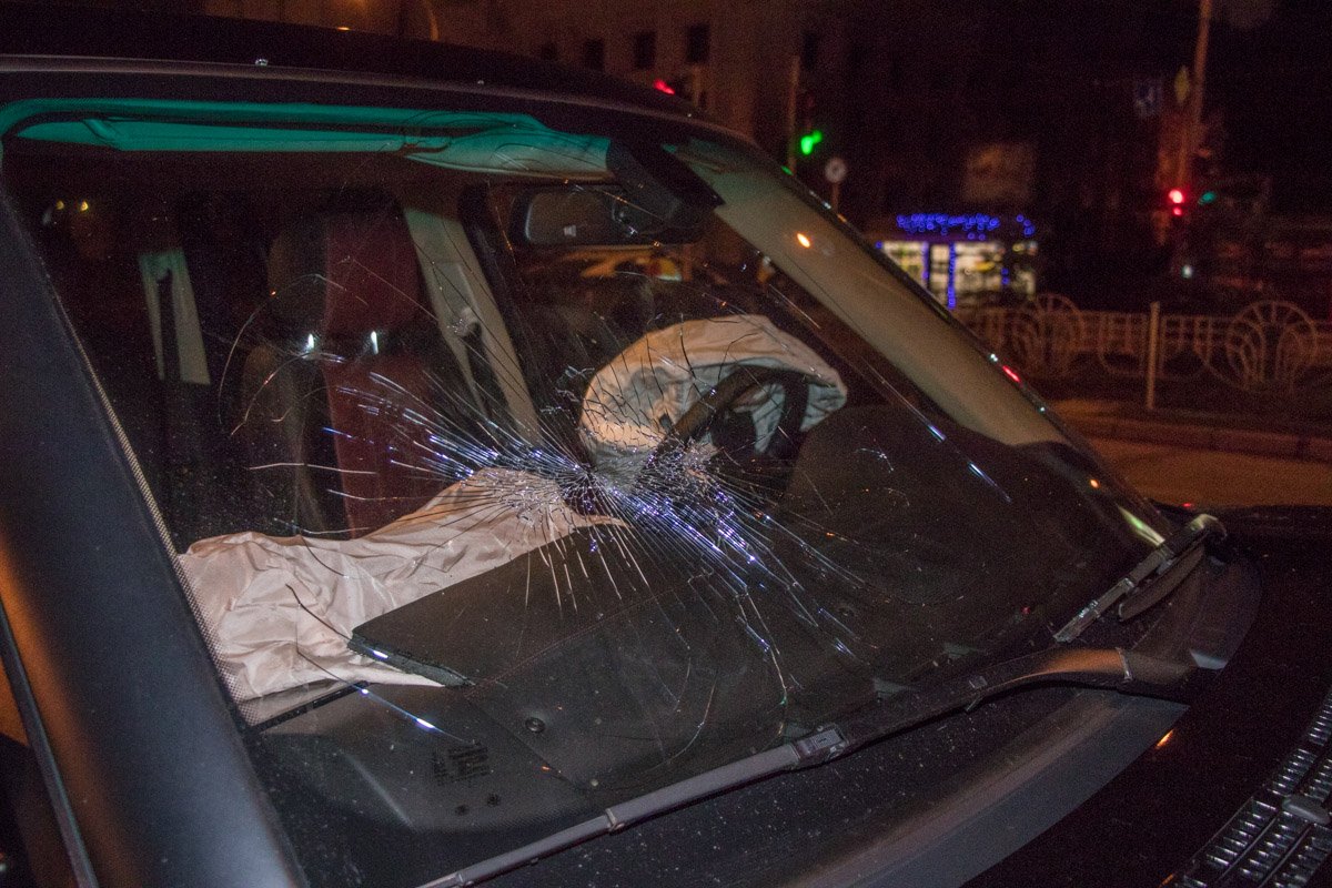 У Range Rover треснуло лобовое стекло