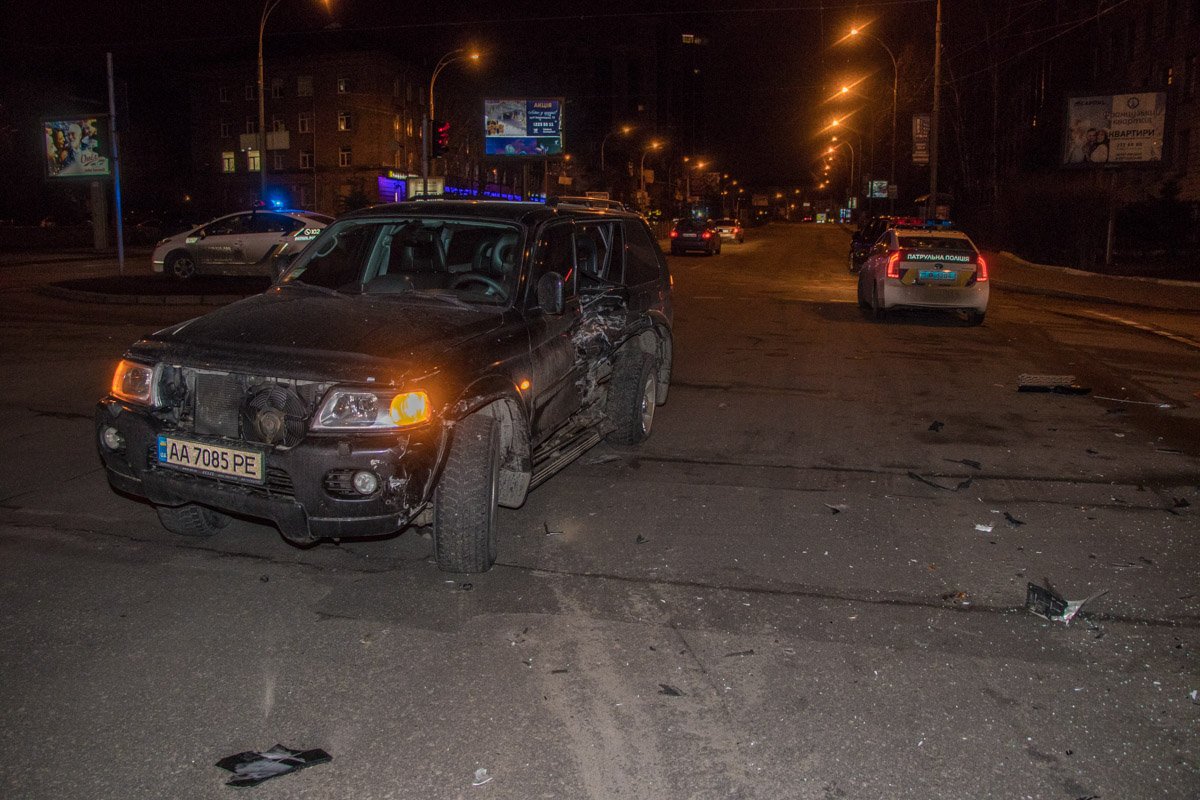 Пустой перекресток не поделили два внедорожника