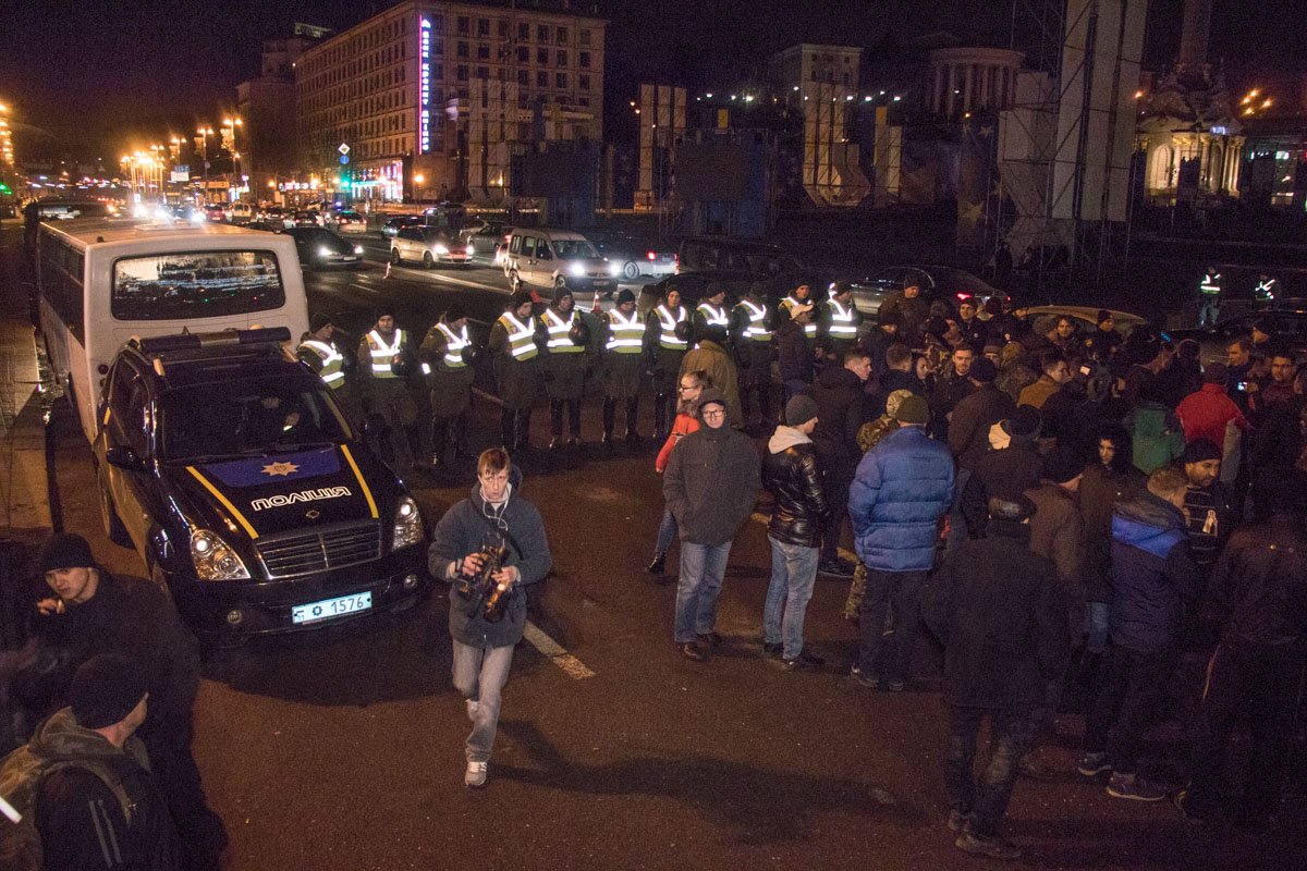 Активисты пытались поставить сцену на проезжей части Активисты пытались поставить сцену на проезжей части