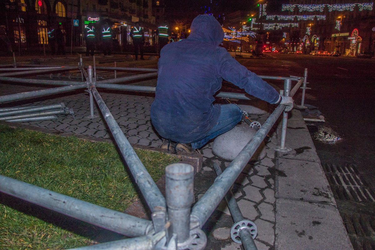 Сцену возводят на тротуаре Сцену возводят на тротуаре