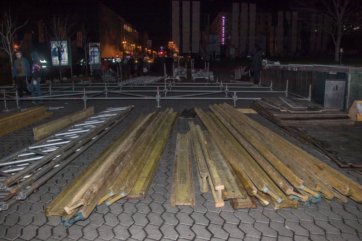 Сцену пришлось устанавливать на тротуаре возле Майдана Сцену пришлось устанавливать на тротуаре возле Майдана