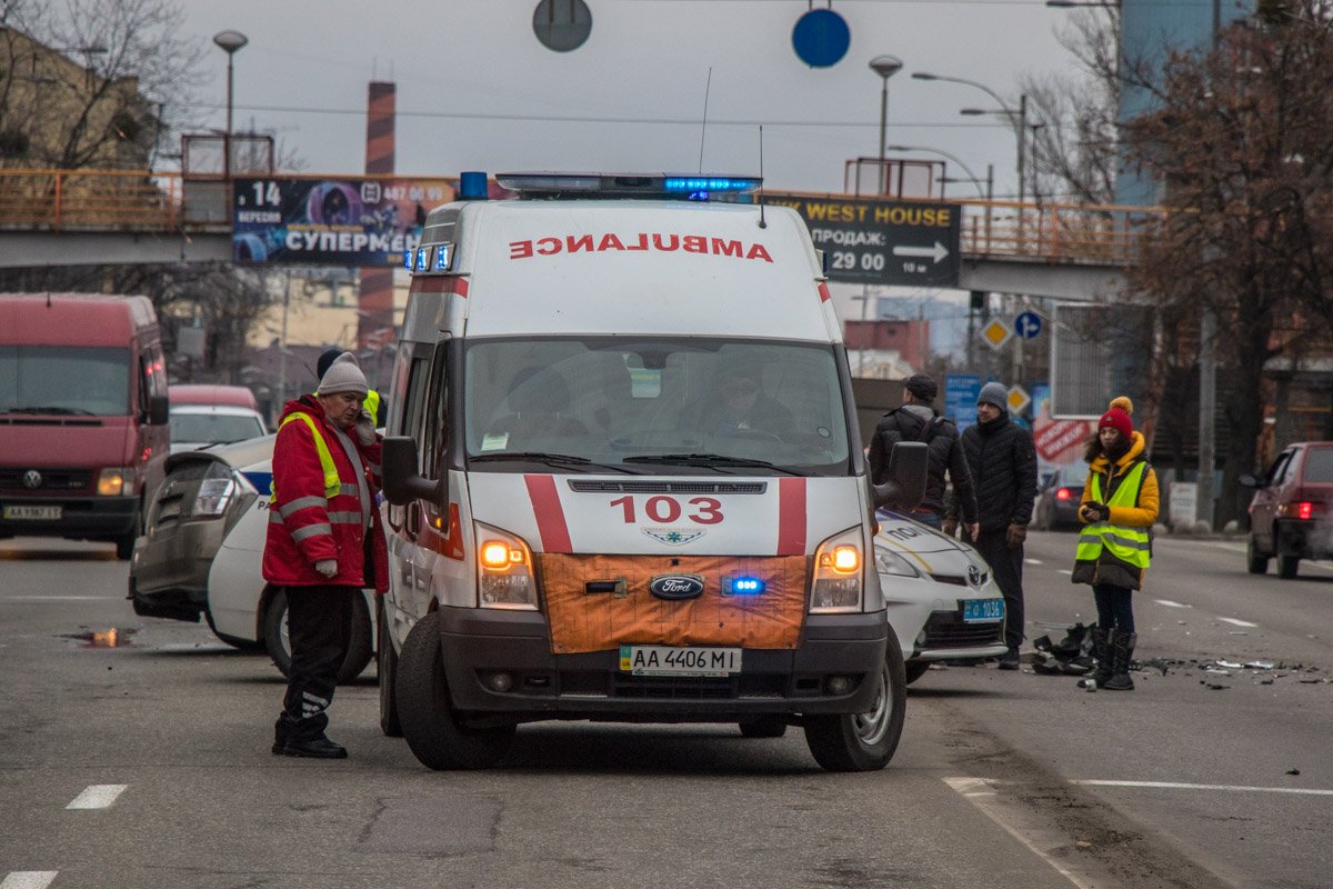 Медики оказали помощь пострадавшему пассажиру