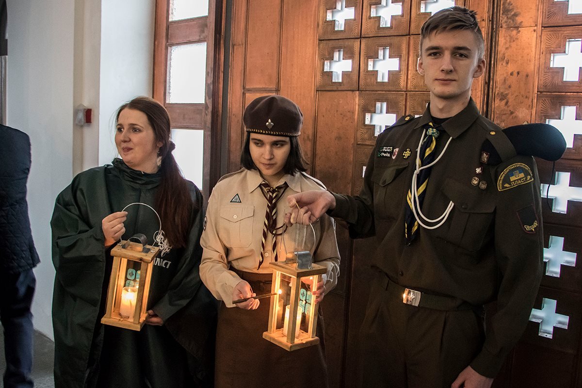 Благодатный огонь вручили киевским пластунам Благодатный огонь вручили киевским пластунам