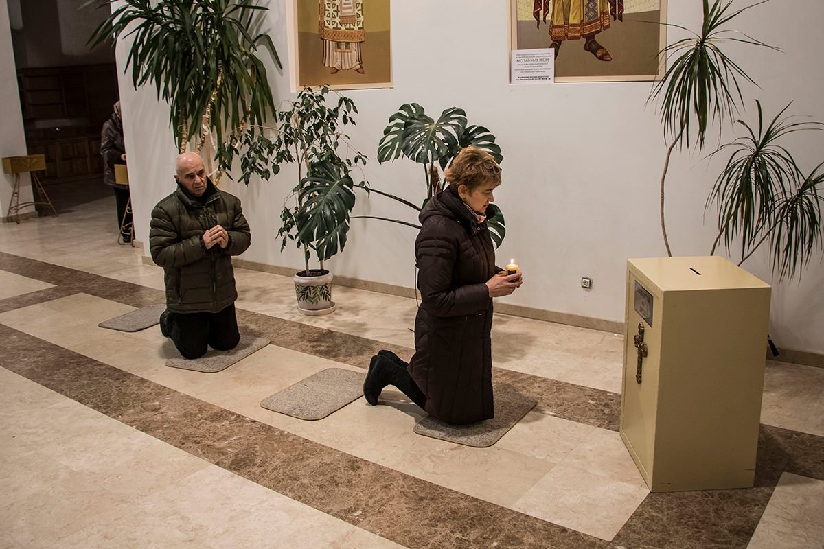 Многие прихожане стали свидетелями передачи огня Многие прихожане стали свидетелями передачи огня