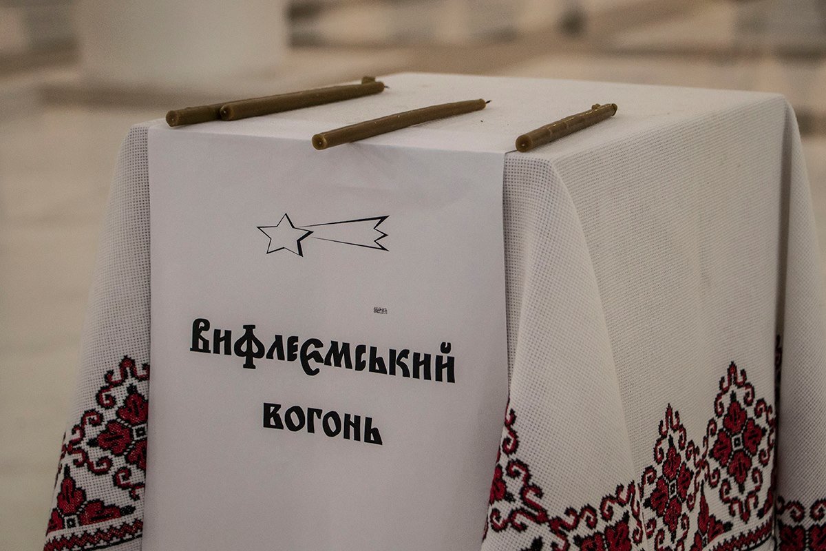 С утра в соборе все было готово к передаче огня С утра в соборе все было готово к передаче огня