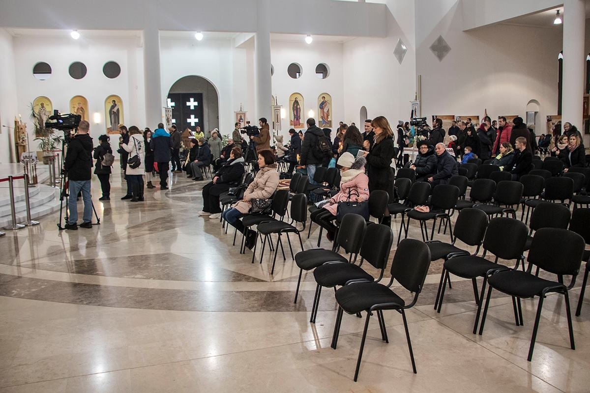 В Патриаршем соборе Воскресения Христова люди собрались посмотреть на передачу огня В Патриаршем соборе Воскресения Христова люди собрались посмотреть на передачу огня