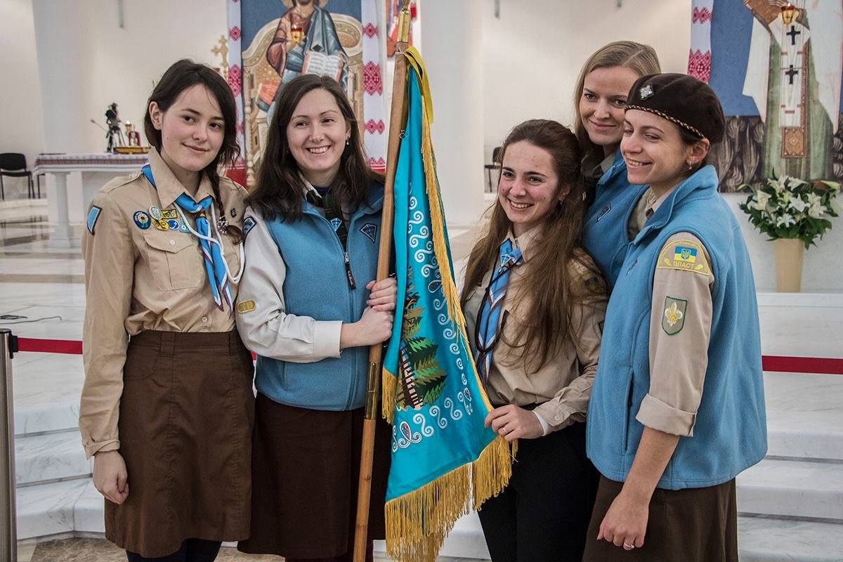 Пластуны по традиции первыми получили огонь в Украине Пластуны по традиции первыми получили огонь в Украине