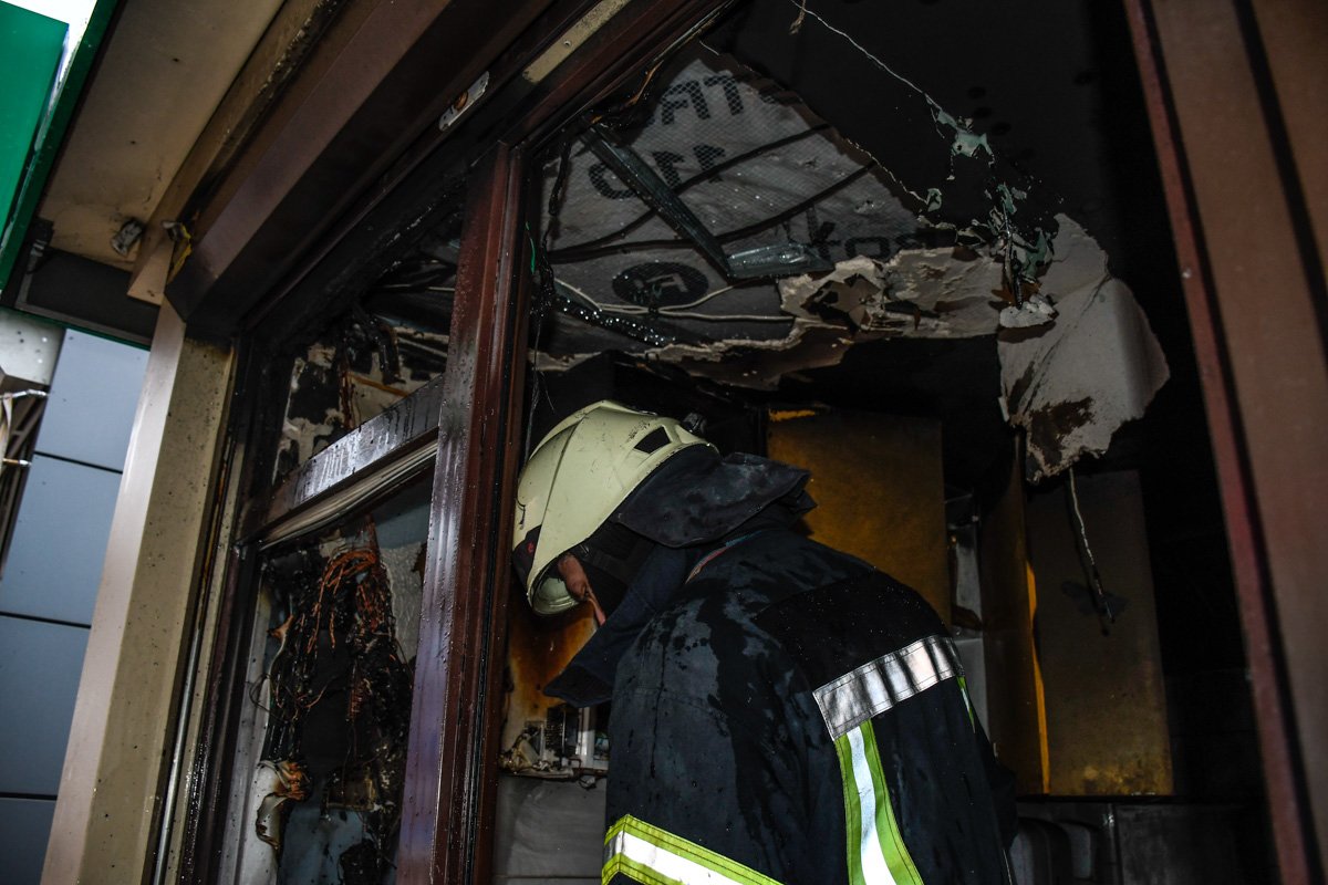 Внутри помещения огонь повредил большую часть кухонного оборудования Внутри помещения огонь повредил большую часть кухонного оборудования