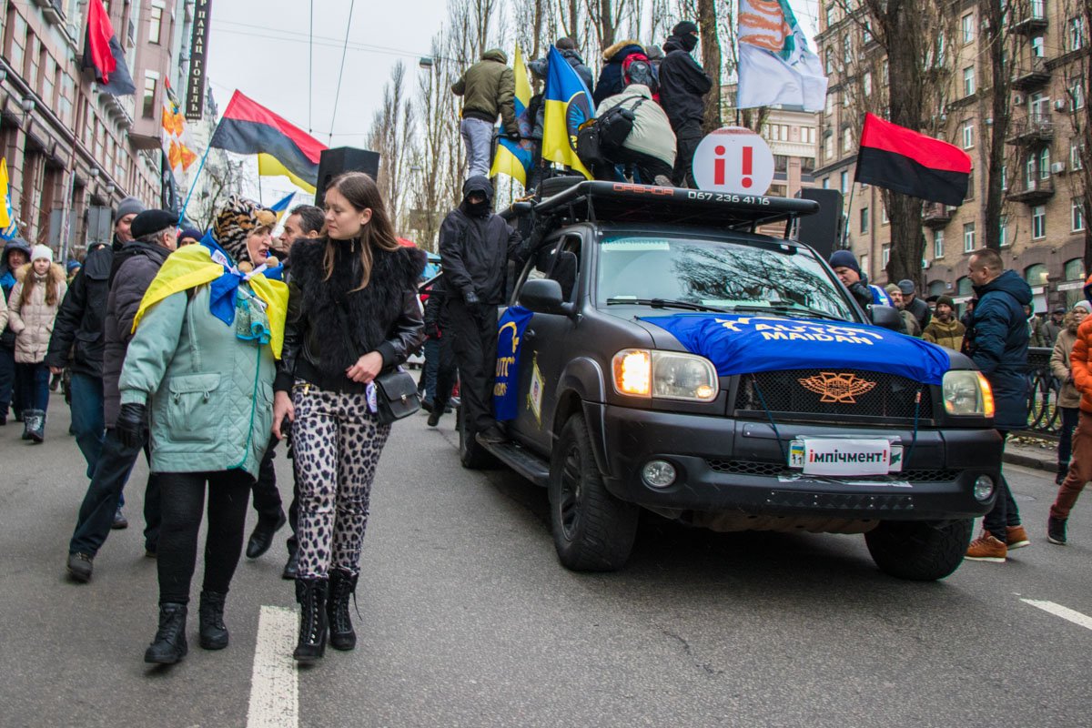 Некоторые прониклись новогодним настроением и надели шапку с мордой животного Некоторые прониклись новогодним настроением и надели шапку с мордой животного
