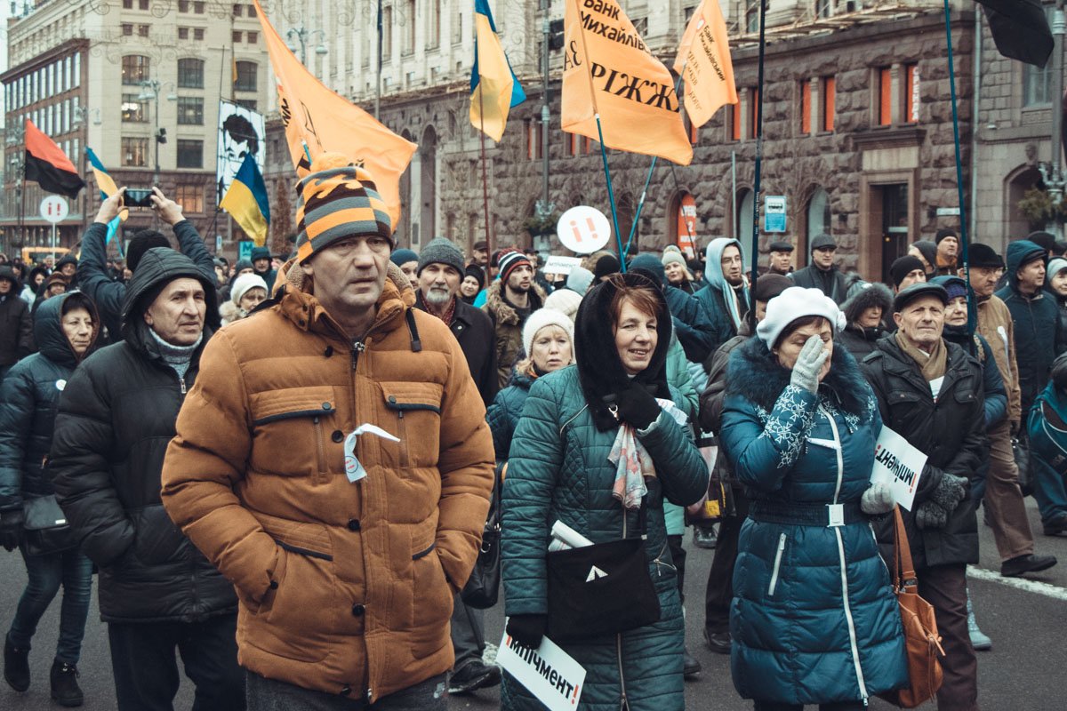 В середине колонны В середине колонны