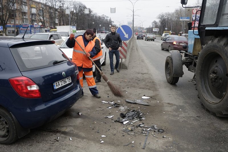 Сотрудники коммунальных служб ликвидируют последствия аварии