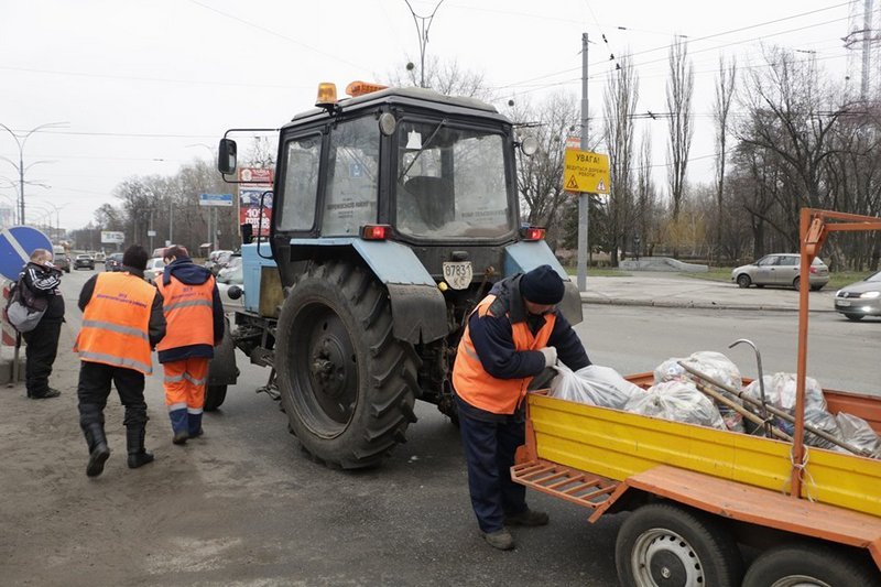 На дороге было немало разбитых деталей авто