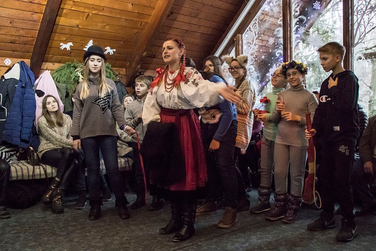 Перед появлением Николая здесь провели небольшое представление для детей