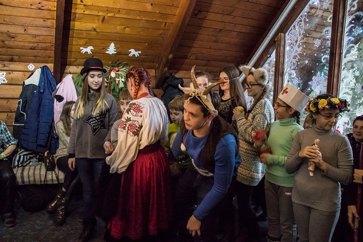 Многие школьники даже специально для этого колядовали вместе с ведущими