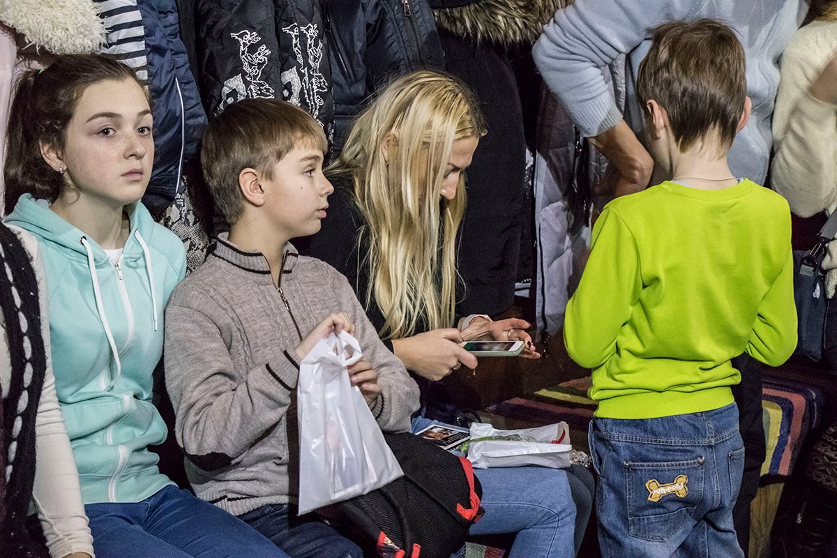 После своего появление в домике Святой Николай раздал детям подарки