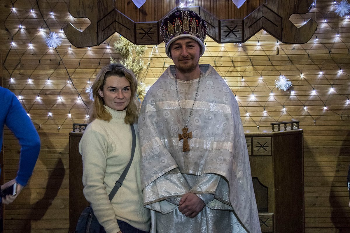 А фотографировались с ним как дети, так и взрослые