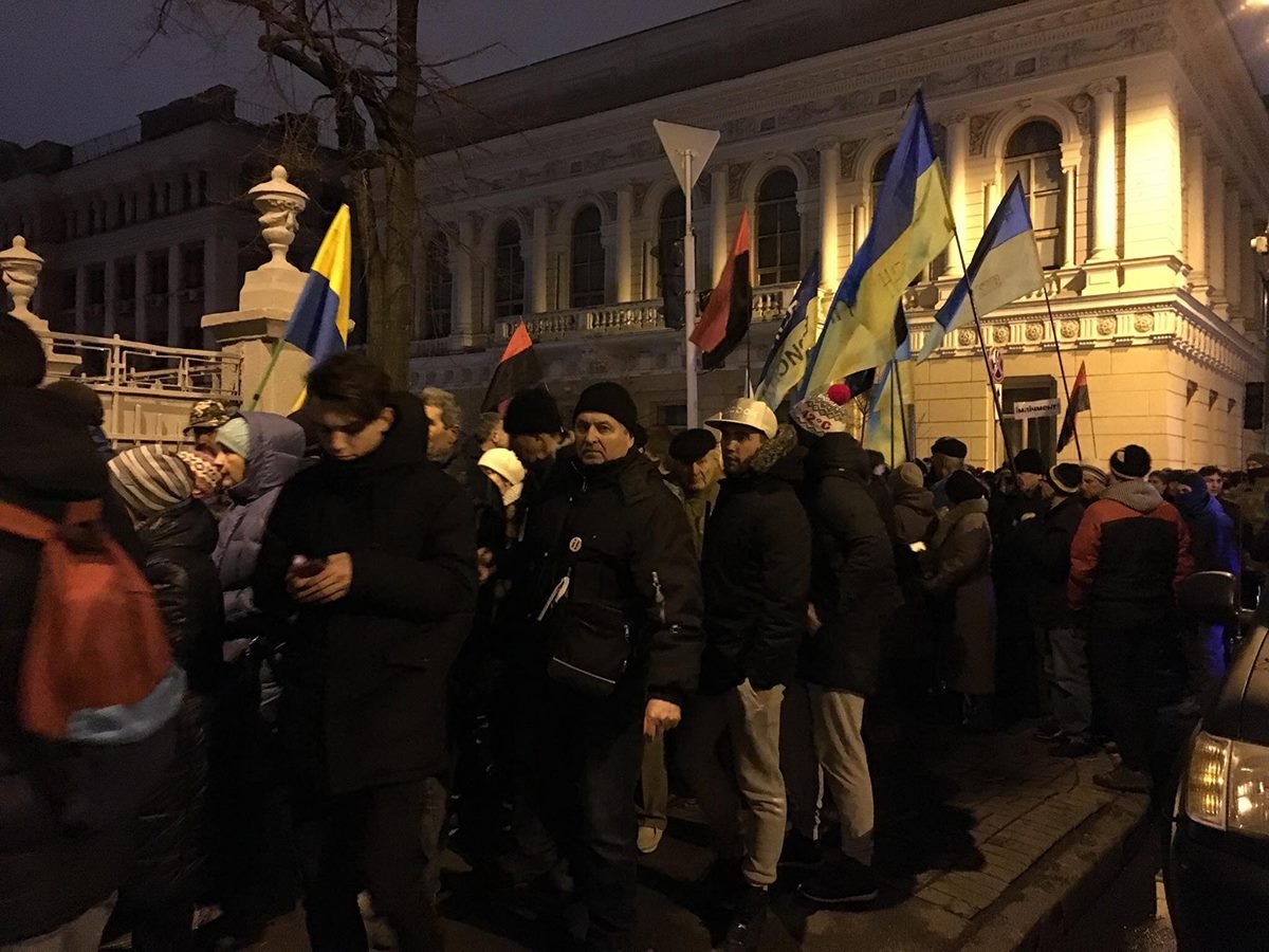 Активисты пытались пройти в Октябрьский дворец, но потом пошли к Раде Активисты пытались пройти в Октябрьский дворец, но потом пошли к Раде