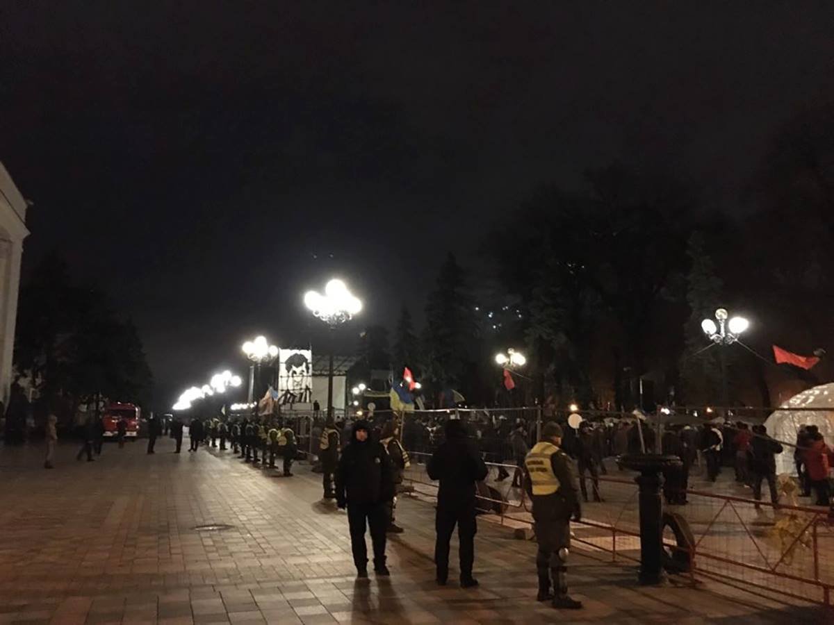 Сейчас под Верховной Радой относительно спокойно Сейчас под Верховной Радой относительно спокойно