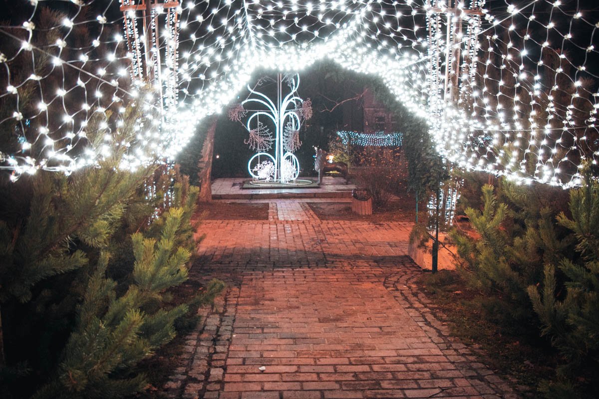 Вход в сквер украшает праздничное освещение