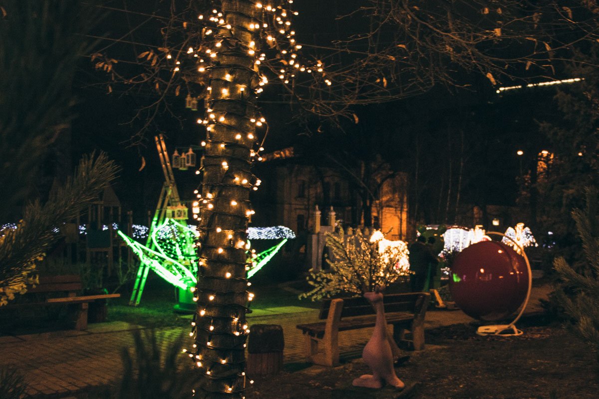 Иллюминация, которую установили еще в ноябре, зажгли на днях