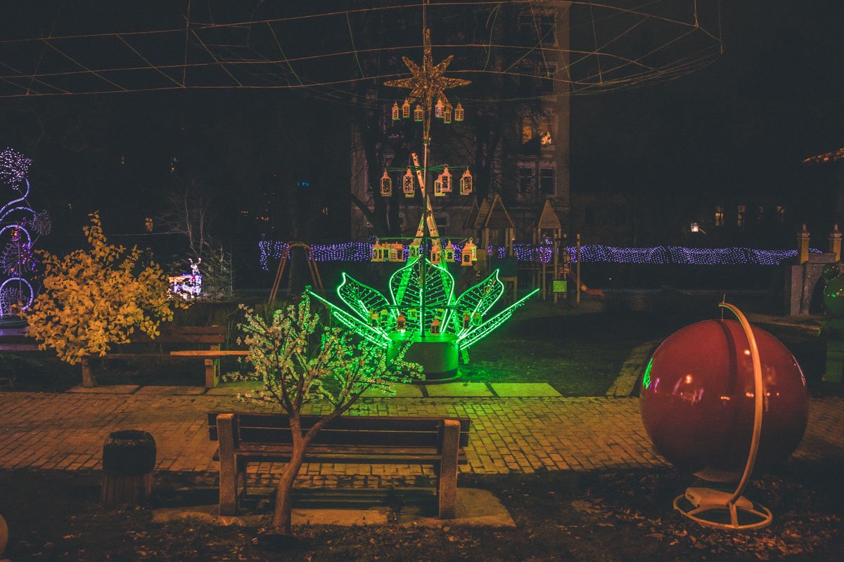 Здесь есть как фигурки зверей, так и растений