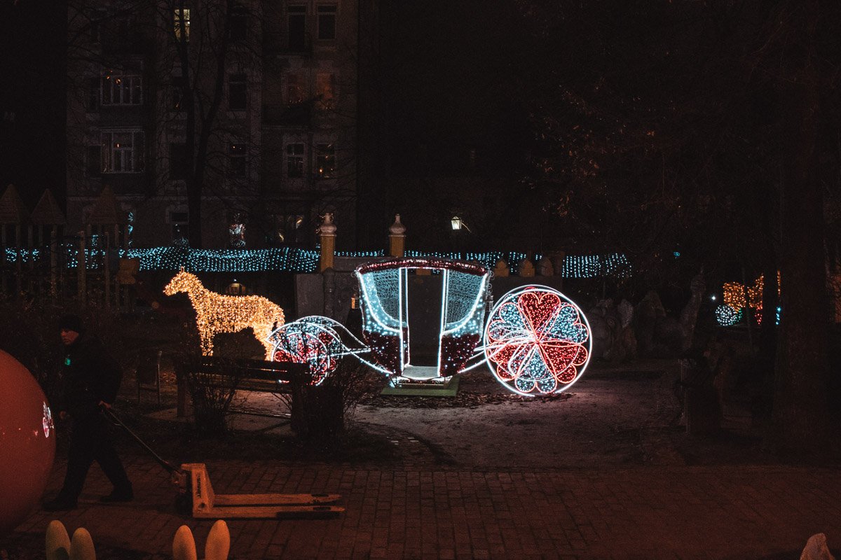 Многие горожане делают селфи на фоне сквера