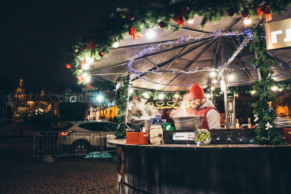 Здесь уже работают некоторые торговые точки - например, ларек, где продают шашлыки