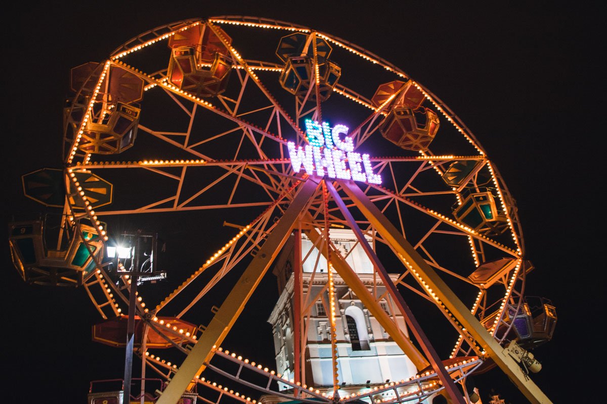 Рядом работает колесо обозрения