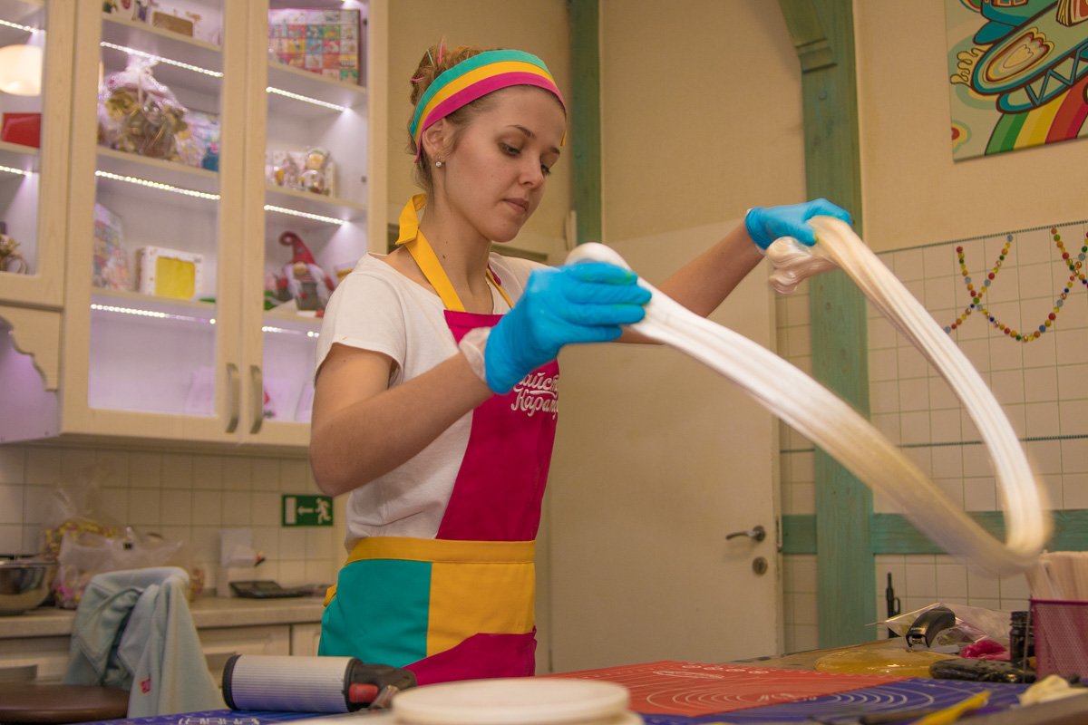 Сперва нужно подготовить горячую сладкую массу Сперва нужно подготовить горячую сладкую массу