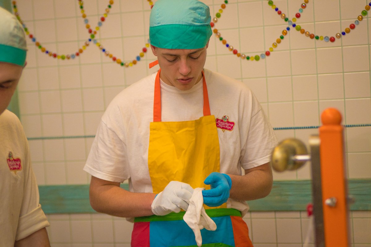 Перед началом работы каждый кондитер надевает шапочку, легкую одежду, фартук и три пары перчаток Перед началом работы каждый кондитер надевает шапочку, легкую одежду, фартук и три пары перчаток