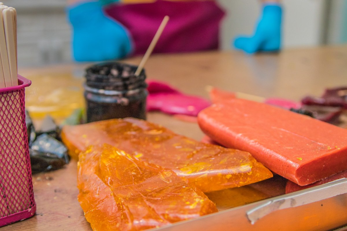 Сперва застывшие карамельные заготовки нагревают в печи Сперва застывшие карамельные заготовки нагревают в печи