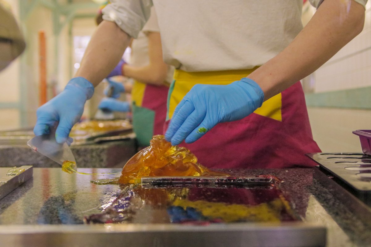 Вода, сахар, патока и цветной пигмент - и сладкая масса готова Вода, сахар, патока, цветной пигмент - и сладкая масса готова