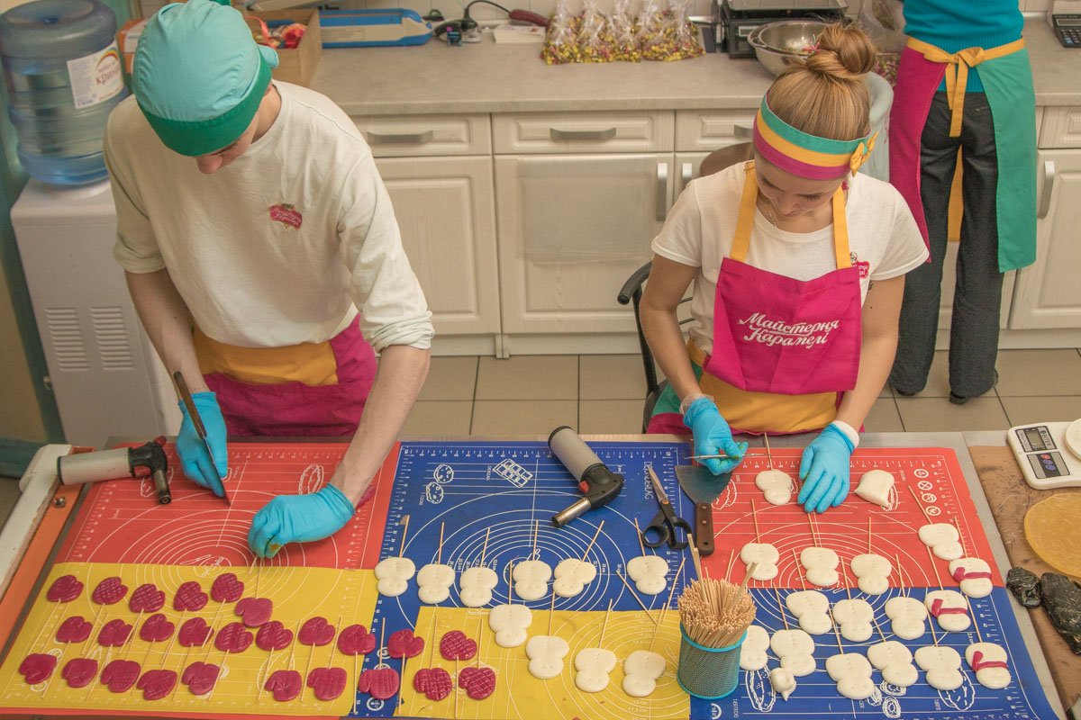 Будущих снеговиков нанизывают на палочки Будущих снеговиков нанизывают на палочки