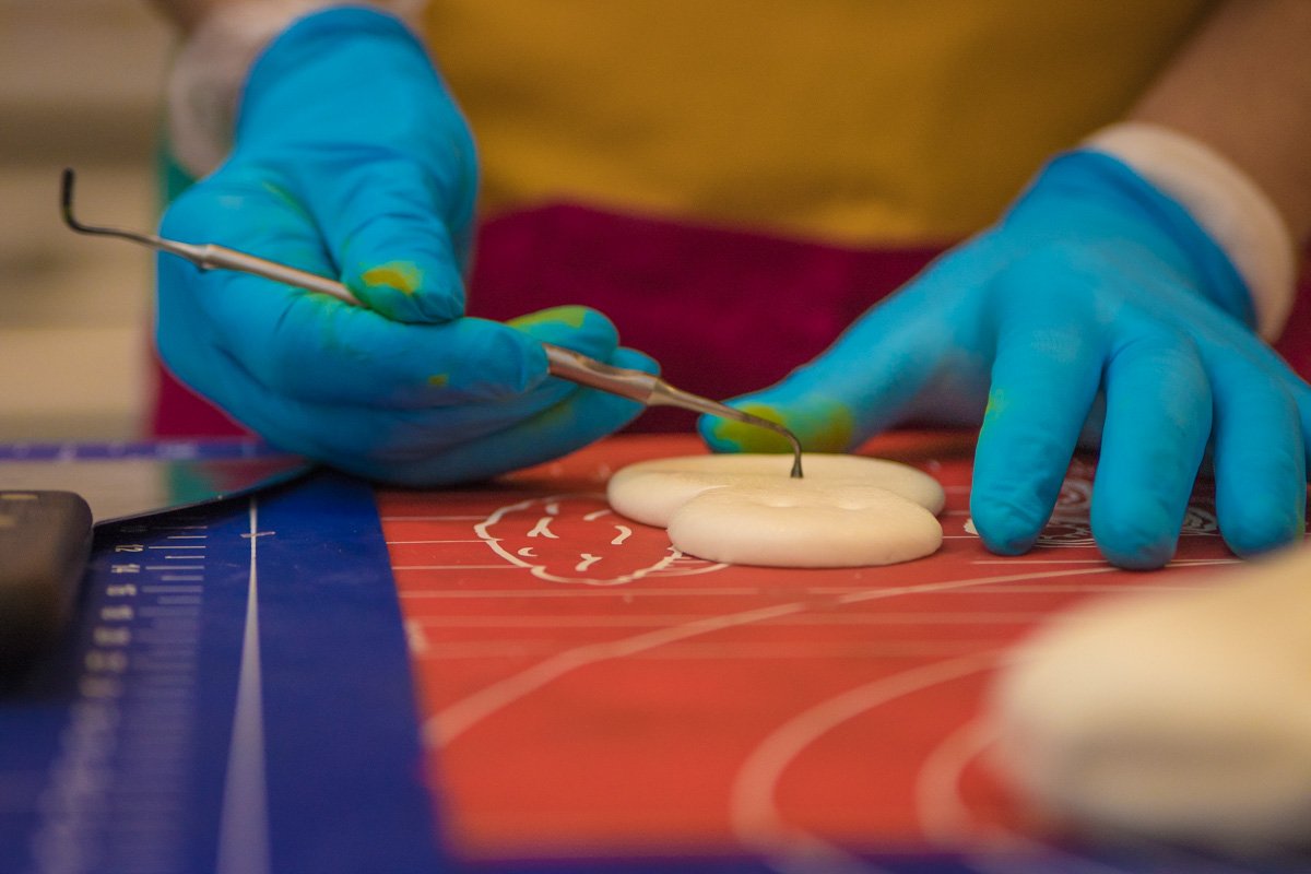 Специальным инструментом делают "глазницы" и места для пуговиц Специальным инструментом делают "глазницы" и места для пуговиц