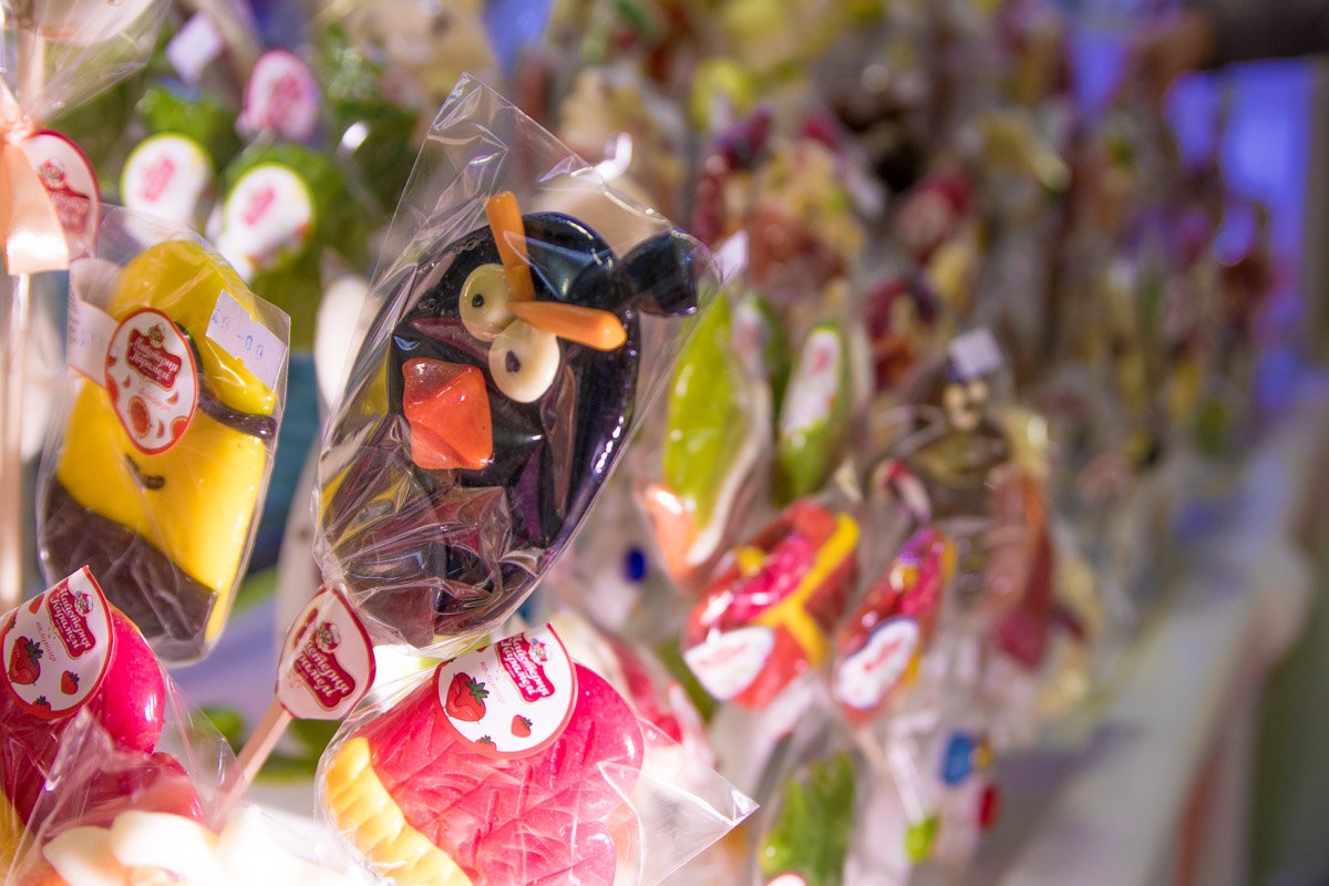 Среди конфет много персонажей из мультиков Среди конфет много персонажей из мультиков