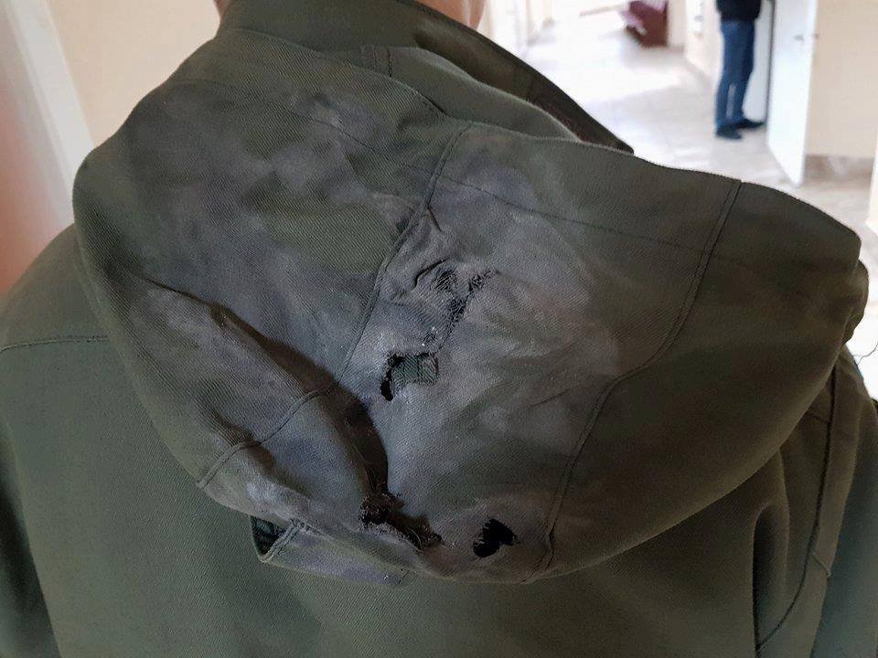 Одному из правоохранителей в капюшон зимней куртки забросили взрывной пакет