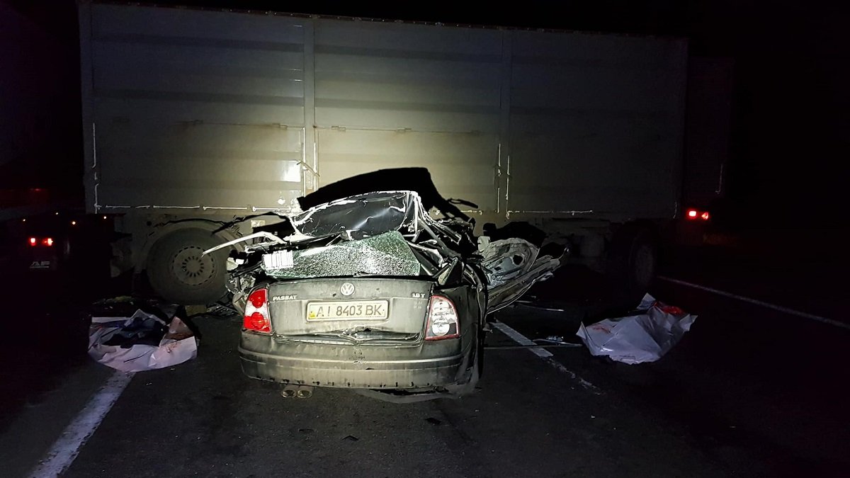 Автомобиль Volkswagen полностью въехал под прицеп грузовика Автомобиль Volkswagen полностью въехал под прицеп грузовика