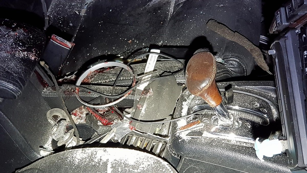 Автомобиль помялся от переднего бампера до заднего сиденья Автомобиль помялся от переднего бампера до заднего сиденья