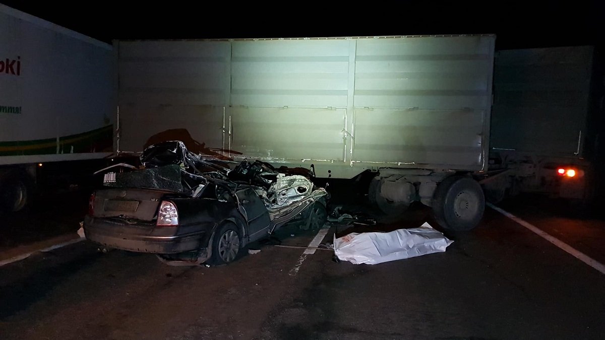 В машине находилась молодая семья. К сожалению, мужчина и его беременная жена погибли на месте В машине находилась молодая семья. К сожалению, мужчина и его беременная жена погибли на месте