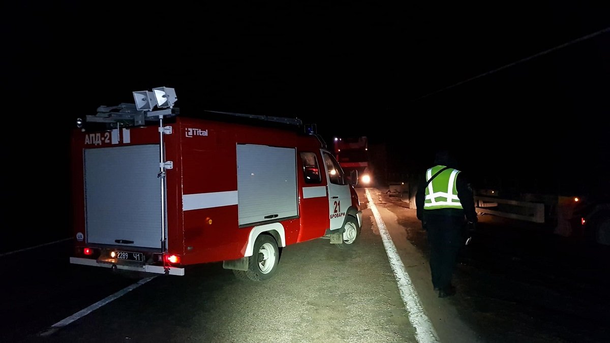 Тела из поврежденного автомобиля извлекали спасатели Тела из поврежденного автомобиля извлекали спасатели