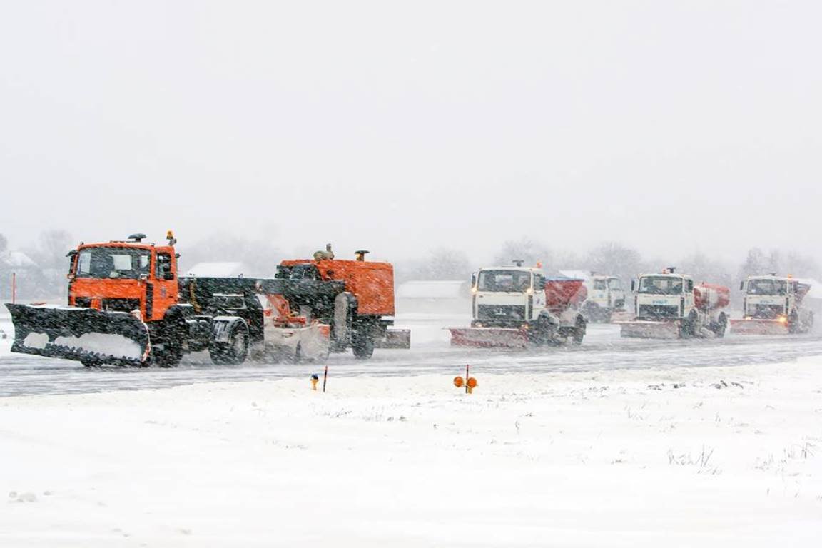 На взлетно-посадочных полосах ведут очистительные работы. Фото: Аэропорт Киев/ Facebook