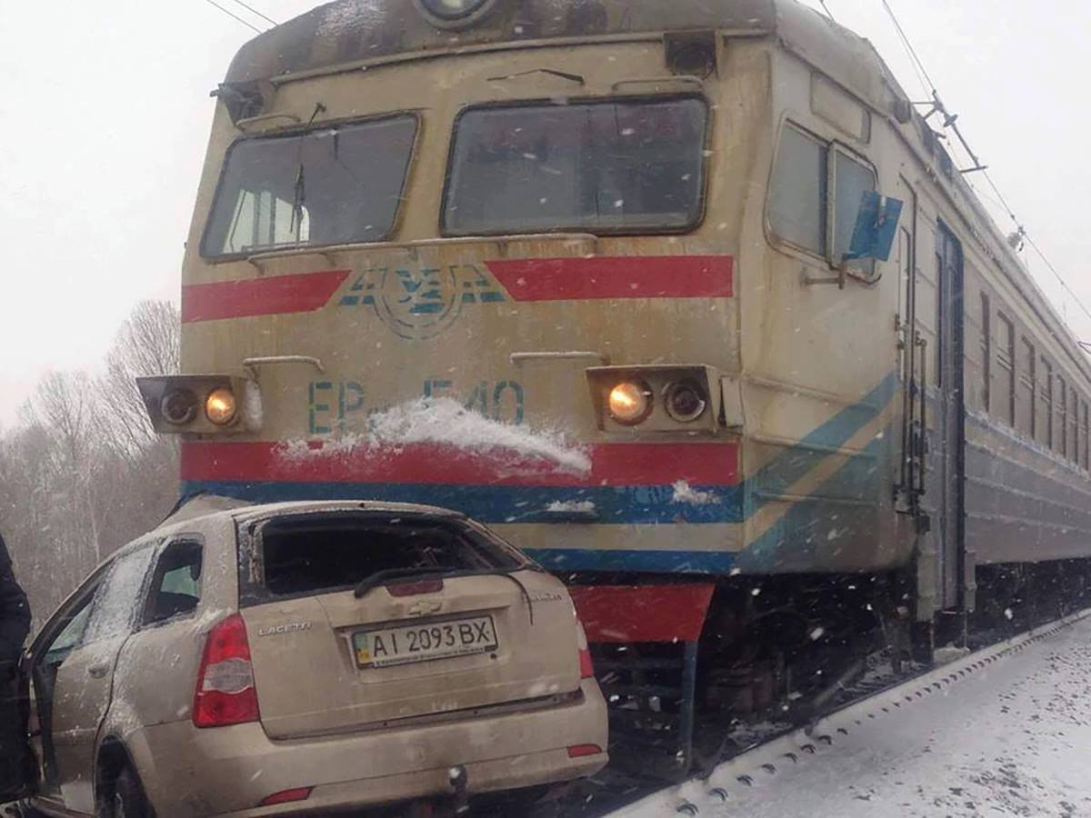 После столкновения поезд протащил машину еще 200 метров 