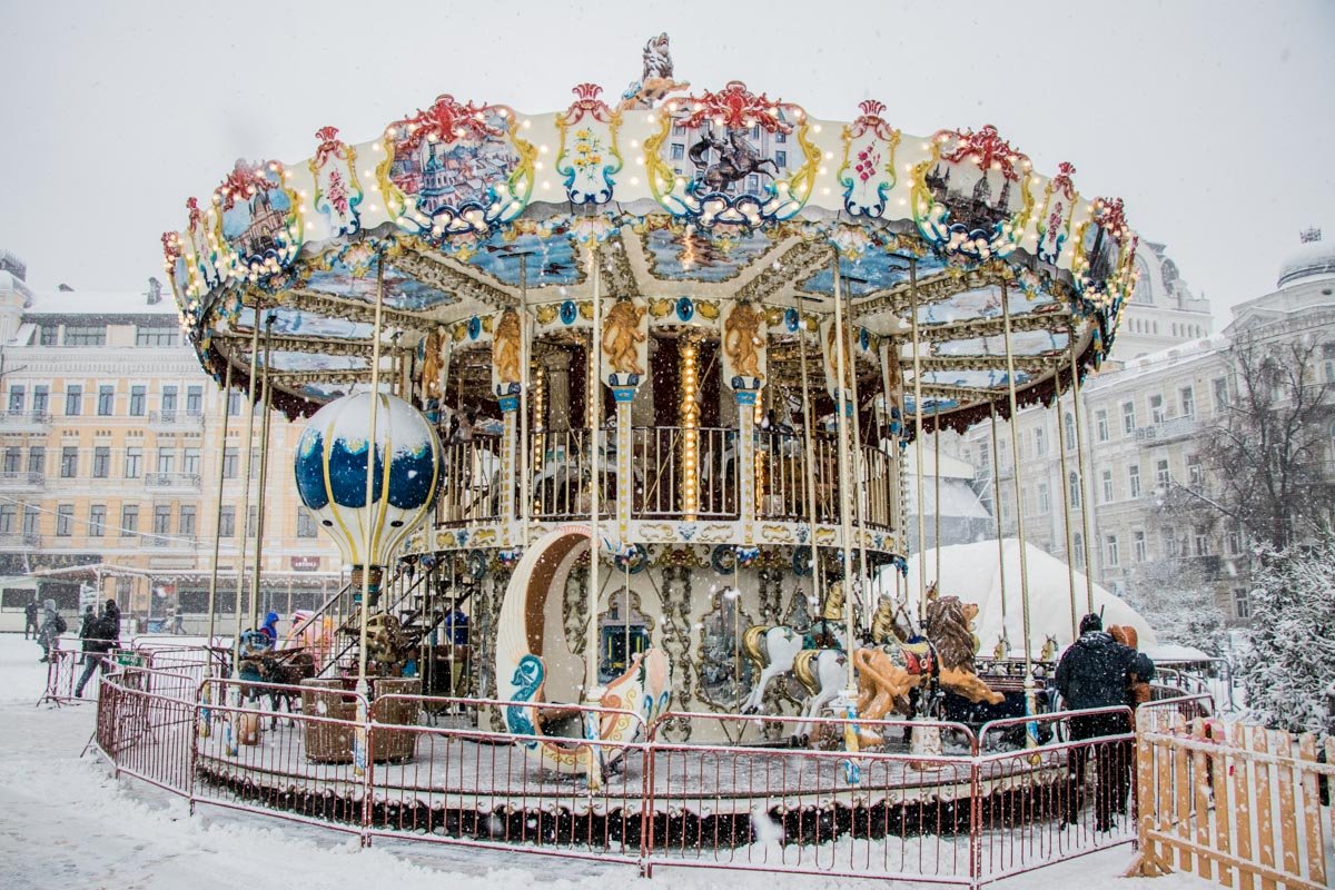 Зверята на заснеженной карусели загрустили в ожидании малышей Зверята на заснеженной карусели загрустили в ожидании малышей