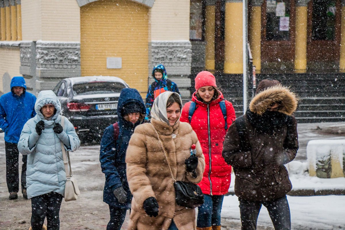 На лицах жителей Киева в такую погоду можно увидеть разные эмоции На лицах жителей Киева в такую погоду можно увидеть разные эмоции