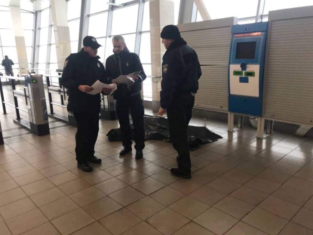 18 декабря на выходе из метро "Дарница" умерла женщина 18 декабря на выходе из метро "Дарница" умерла женщина